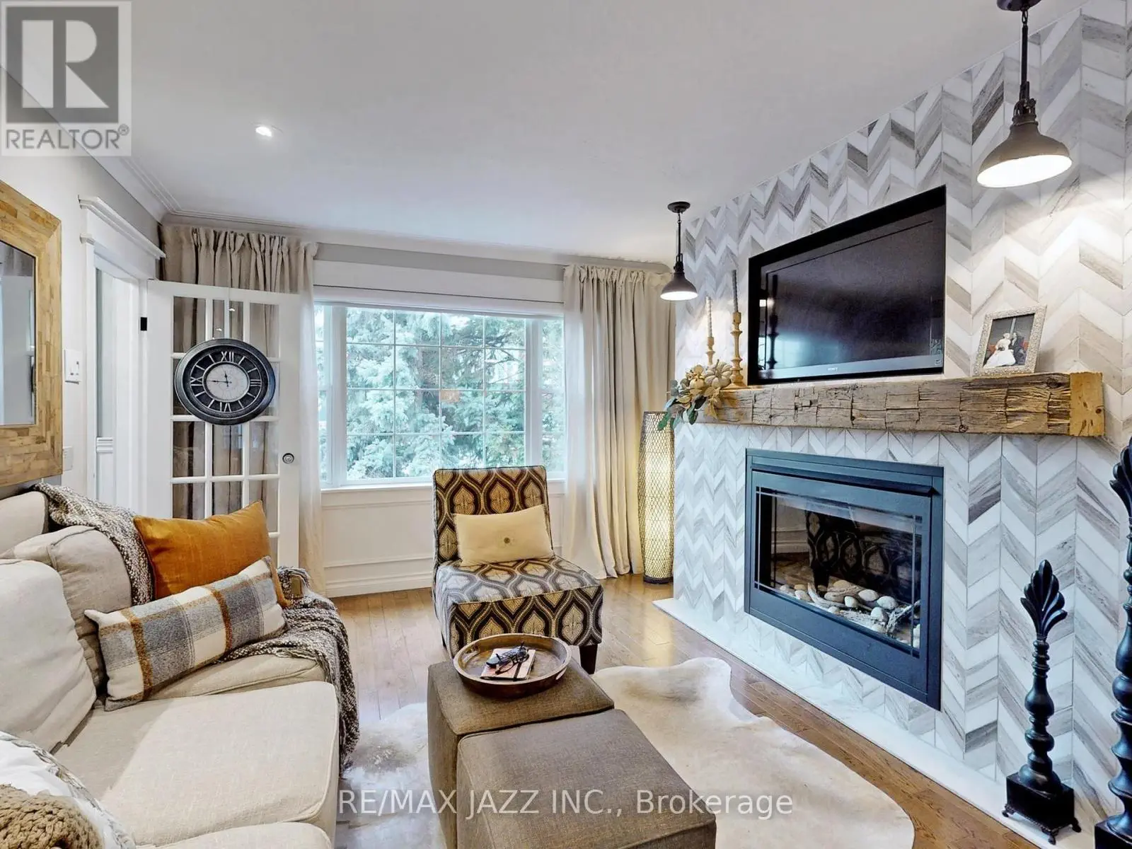 1633 Charles Street, Whitby, Ontario  L1N 1C1 - Photo 2 - E12159164