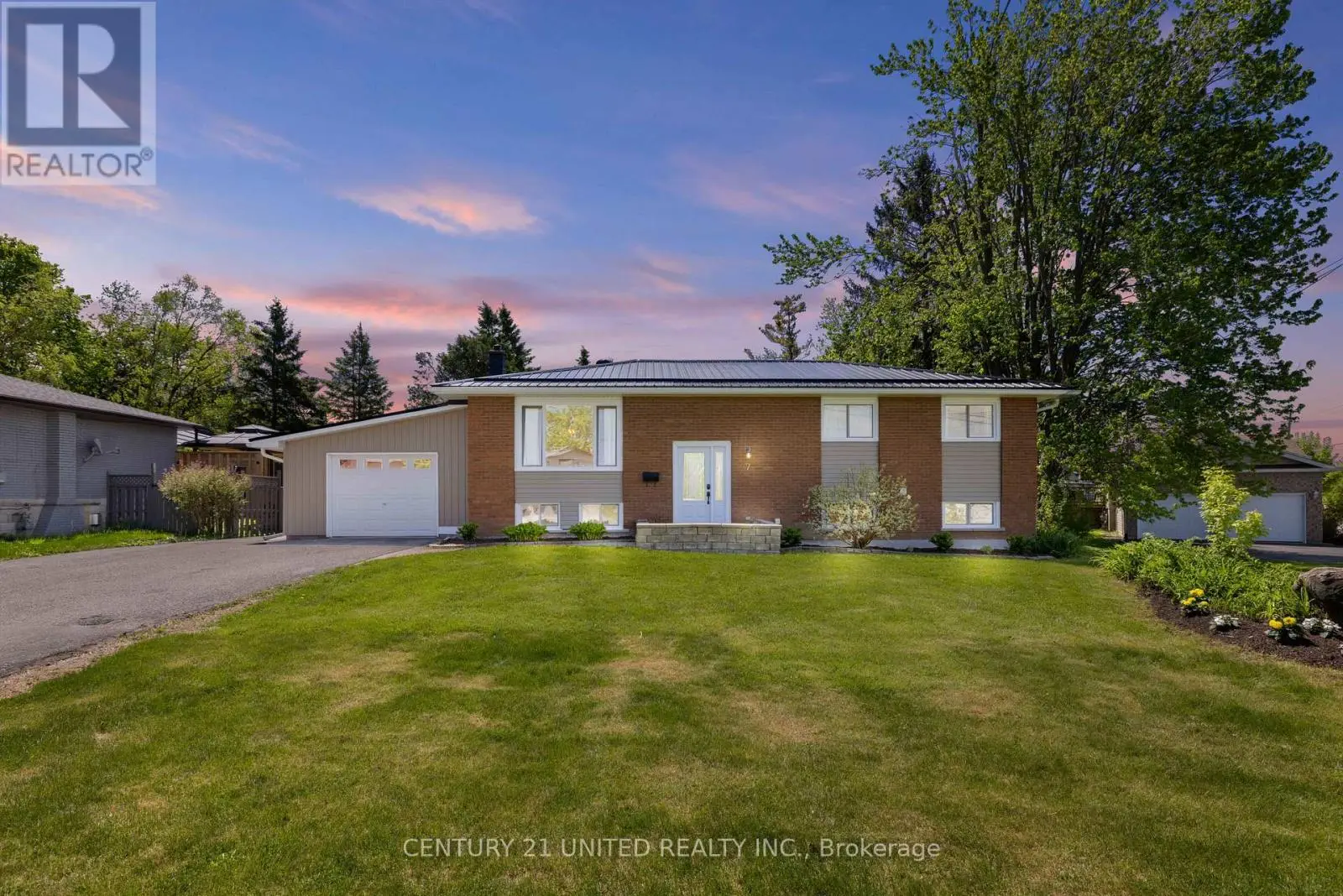 7 Hillside Drive, Kawartha Lakes, Ontario  K9V 1A4 - Photo 1 - X12160719