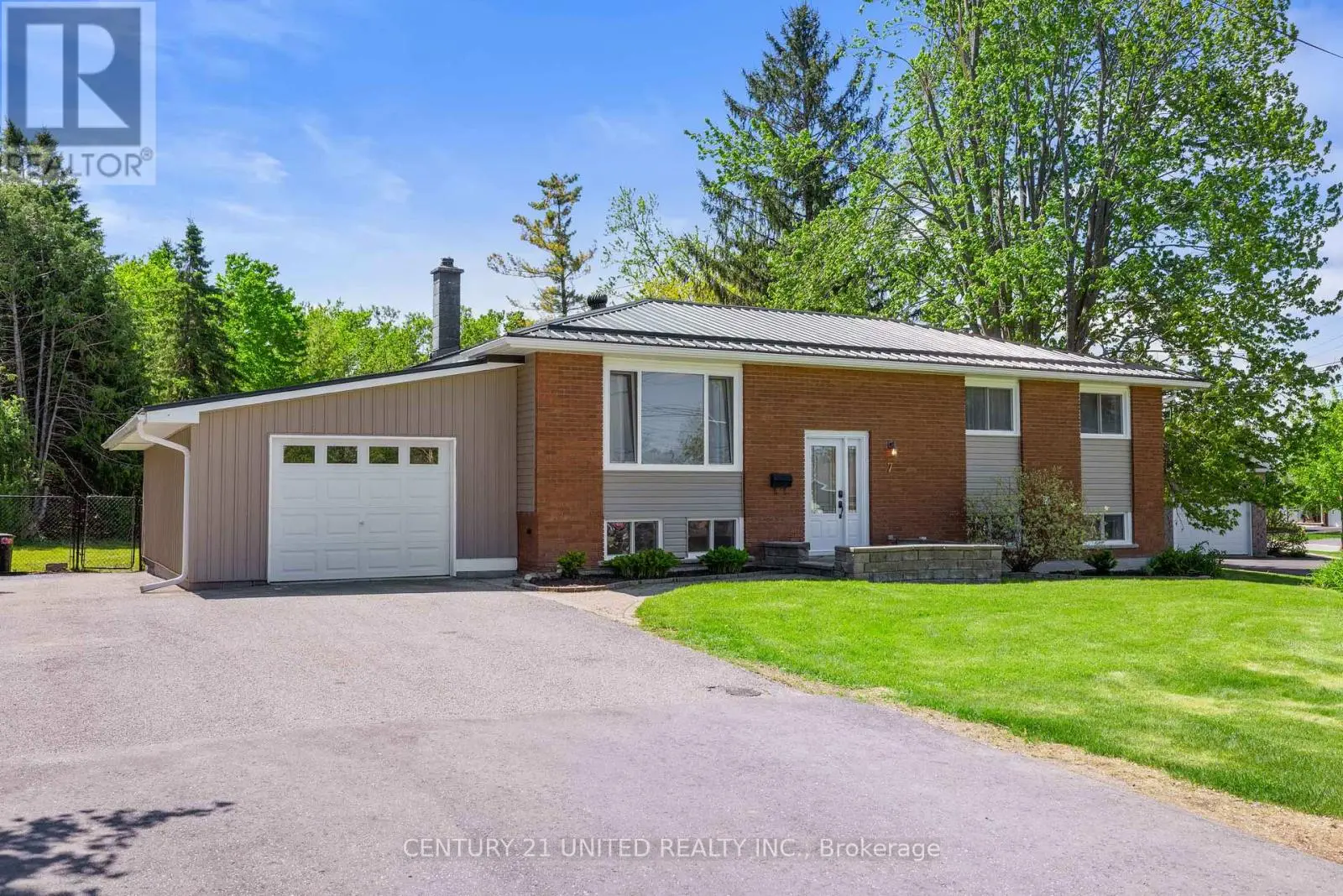 7 Hillside Drive, Kawartha Lakes, Ontario  K9V 1A4 - Photo 2 - X12160719