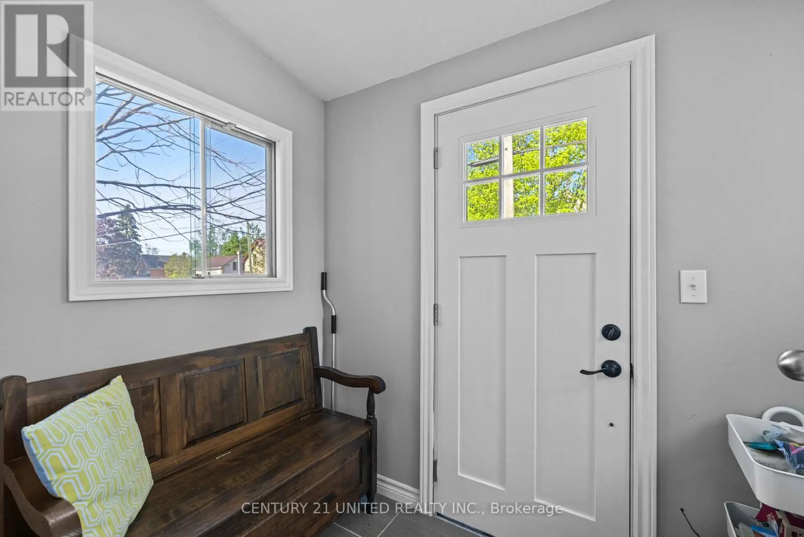 27 St Patrick Street, Kawartha Lakes, Ontario  K9V 1R2 - Photo 3 - X12160867