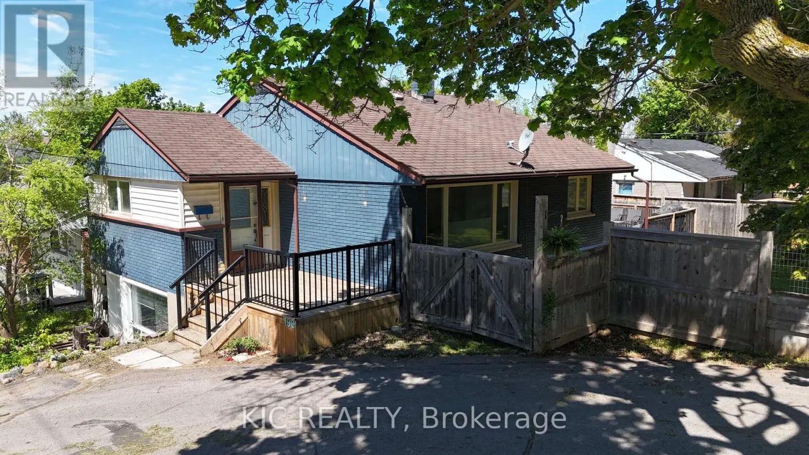 196 Hunter Street E, Peterborough, Ontario  K9H 1G8 - Photo 2 - X12161358