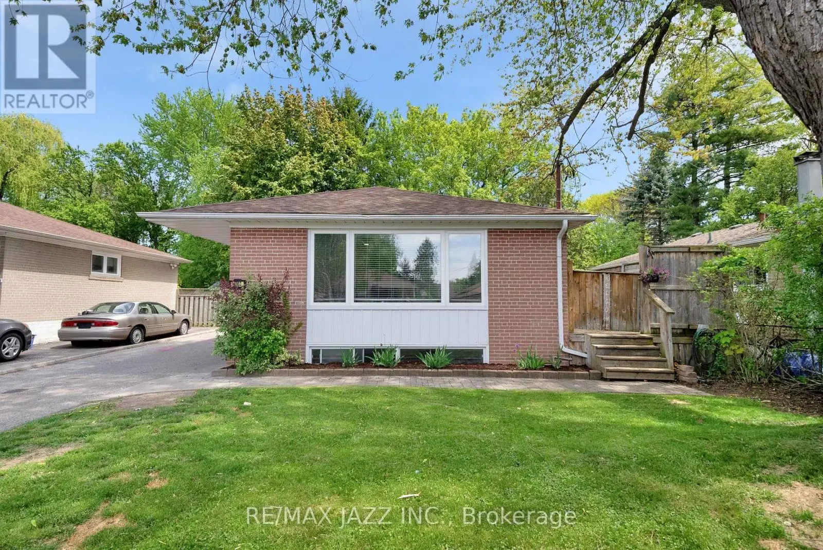1003 Centre Street N, Whitby, Ontario  L1N 4V4 - Photo 2 - E12161500