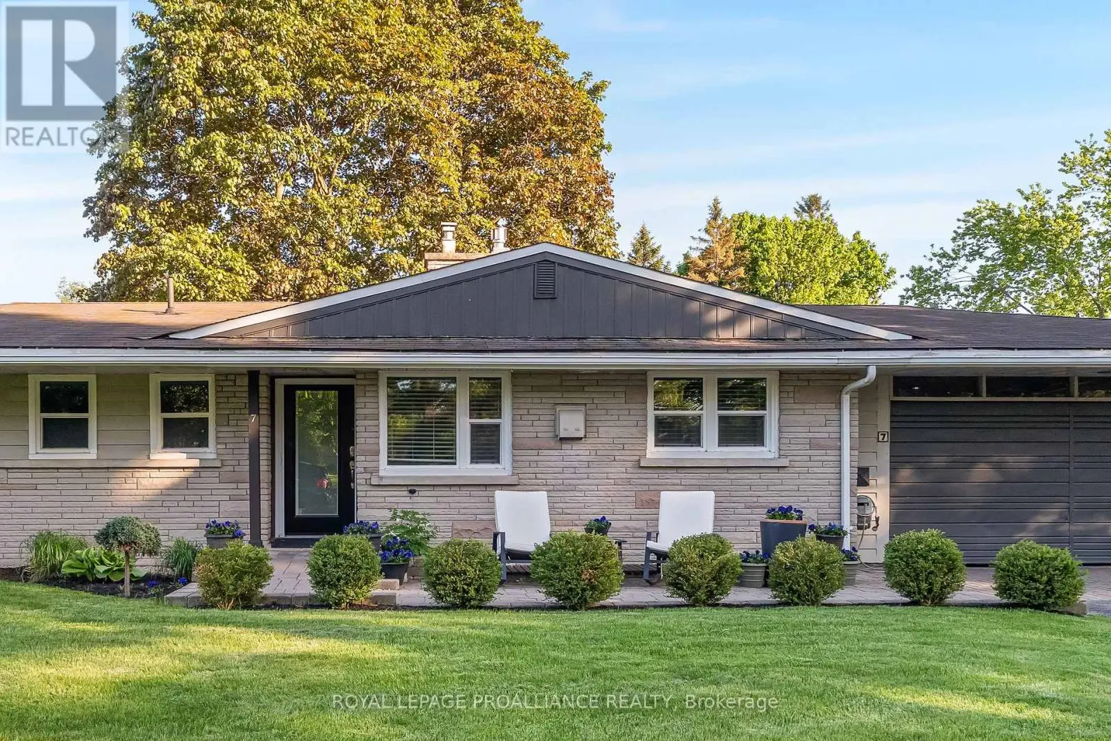 7 Hutton Drive, Belleville, Ontario  K8P 1E9 - Photo 2 - X12163246
