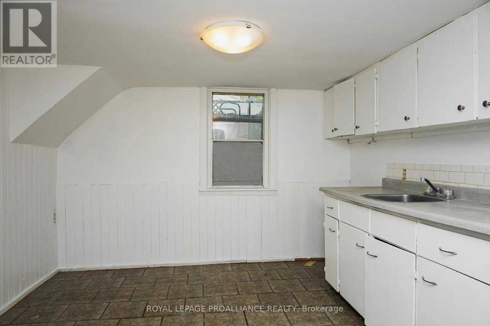 B - 83 Lorne Avenue, Quinte West, Ontario  K8V 5B8 - Photo 2 - X12163662