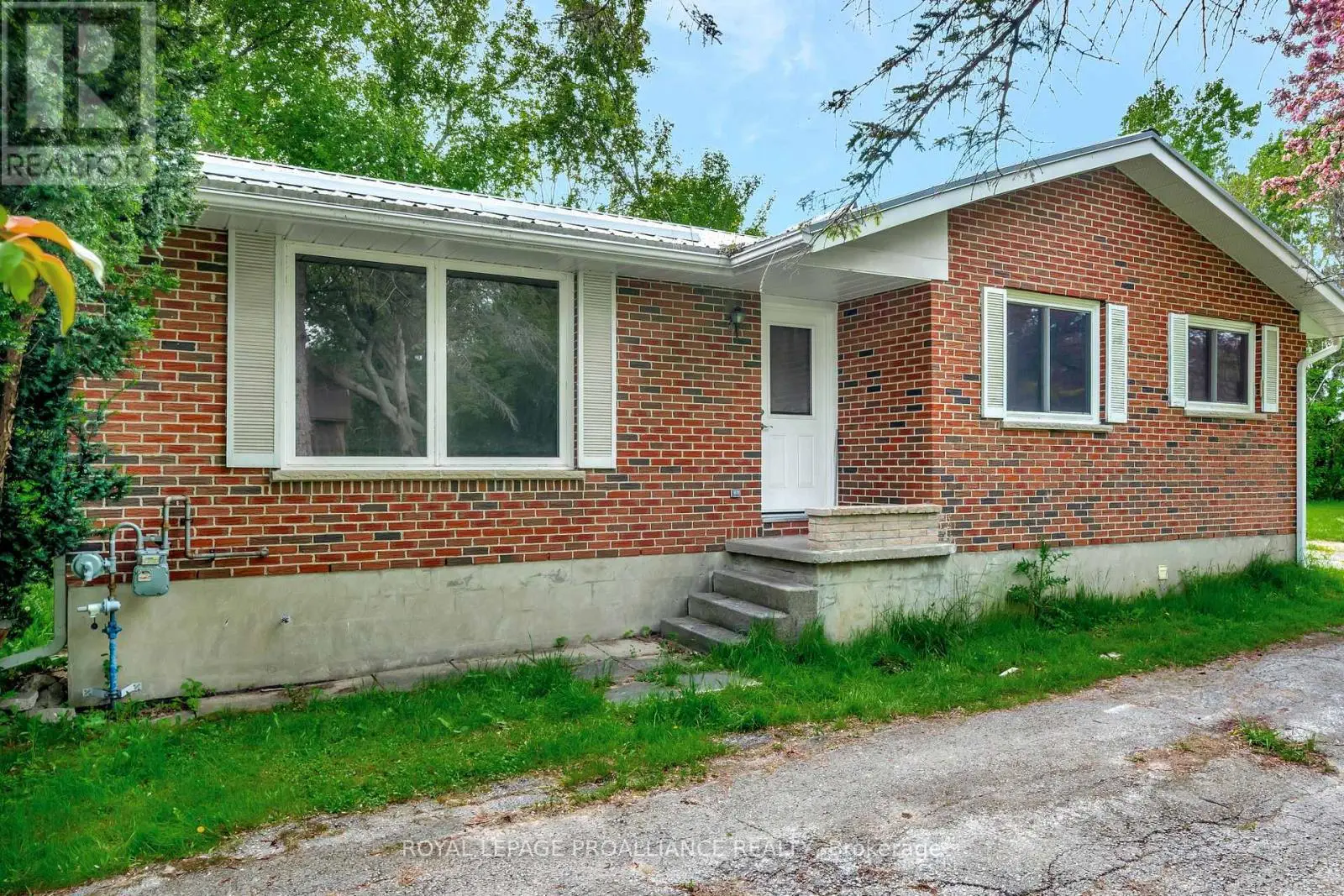 709 Old Highway 2 Highway, Quinte West, Ontario  K8V 5P5 - Photo 3 - X12164789