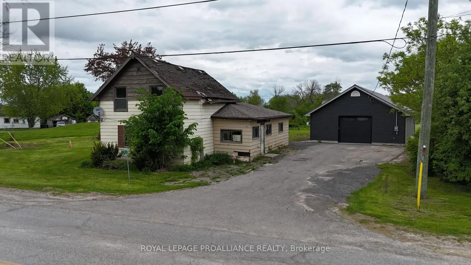 794 County Road 28, Prince Edward County, Ontario  K8N 4Z7 - Photo 1 - X12104180