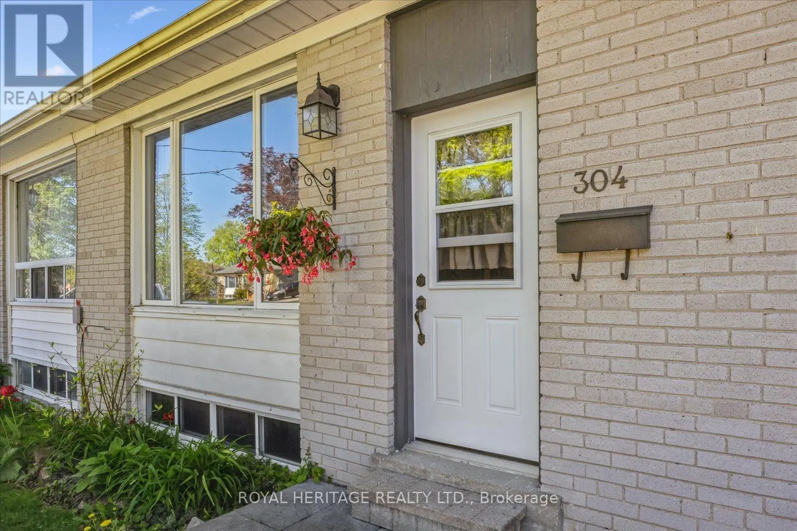 304 Rosedale Drive, Whitby, Ontario  L1N 1Z3 - Photo 2 - E12166436