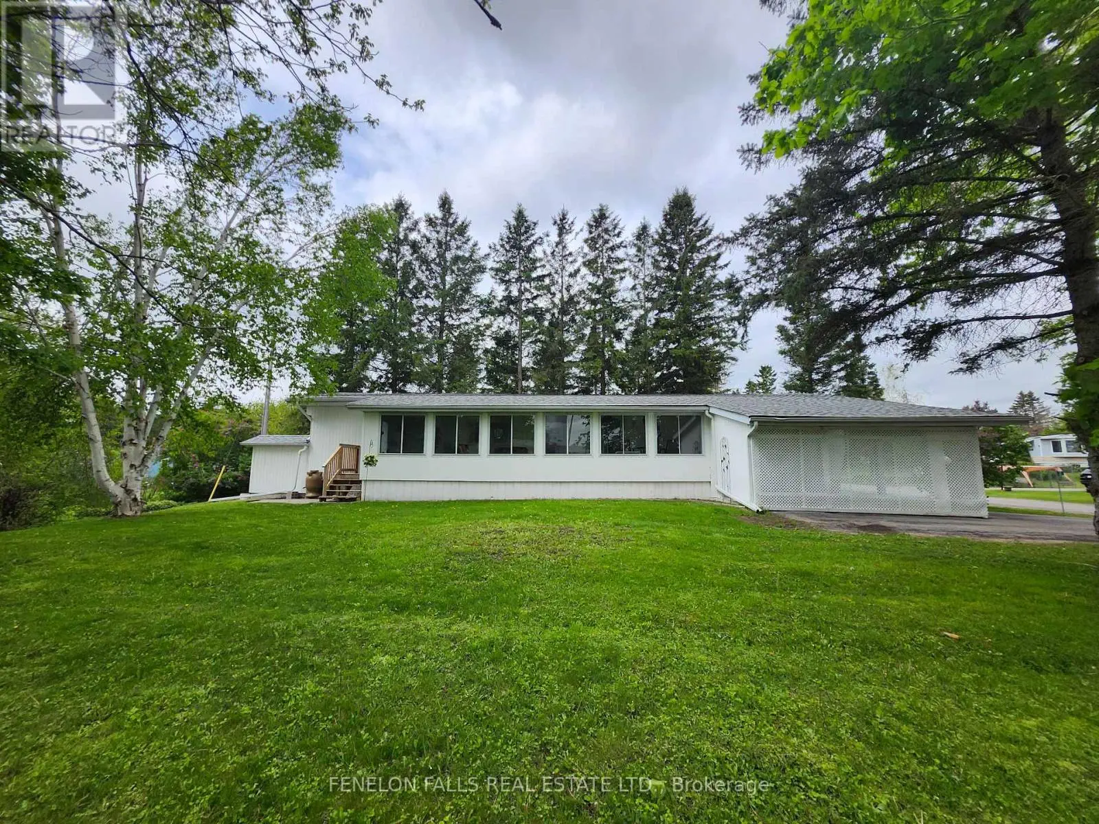 2 Park Crescent, Kawartha Lakes, Ontario  K9V 0H5 - Photo 3 - X12171784