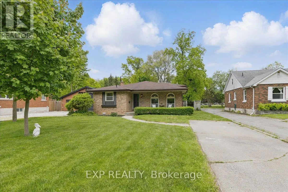 11 Glenwood Drive, Brantford, Ontario  N3S 3E9 - Photo 2 - X12173844