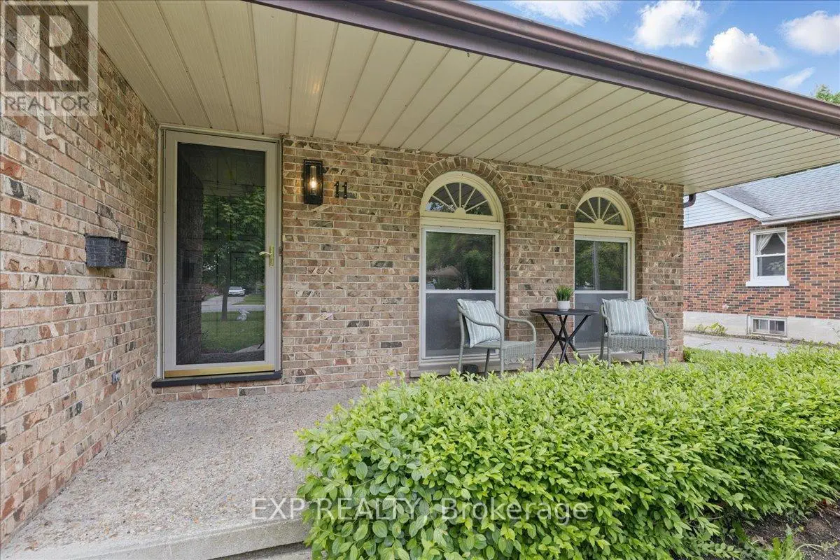 11 Glenwood Drive, Brantford, Ontario  N3S 3E9 - Photo 3 - X12173844