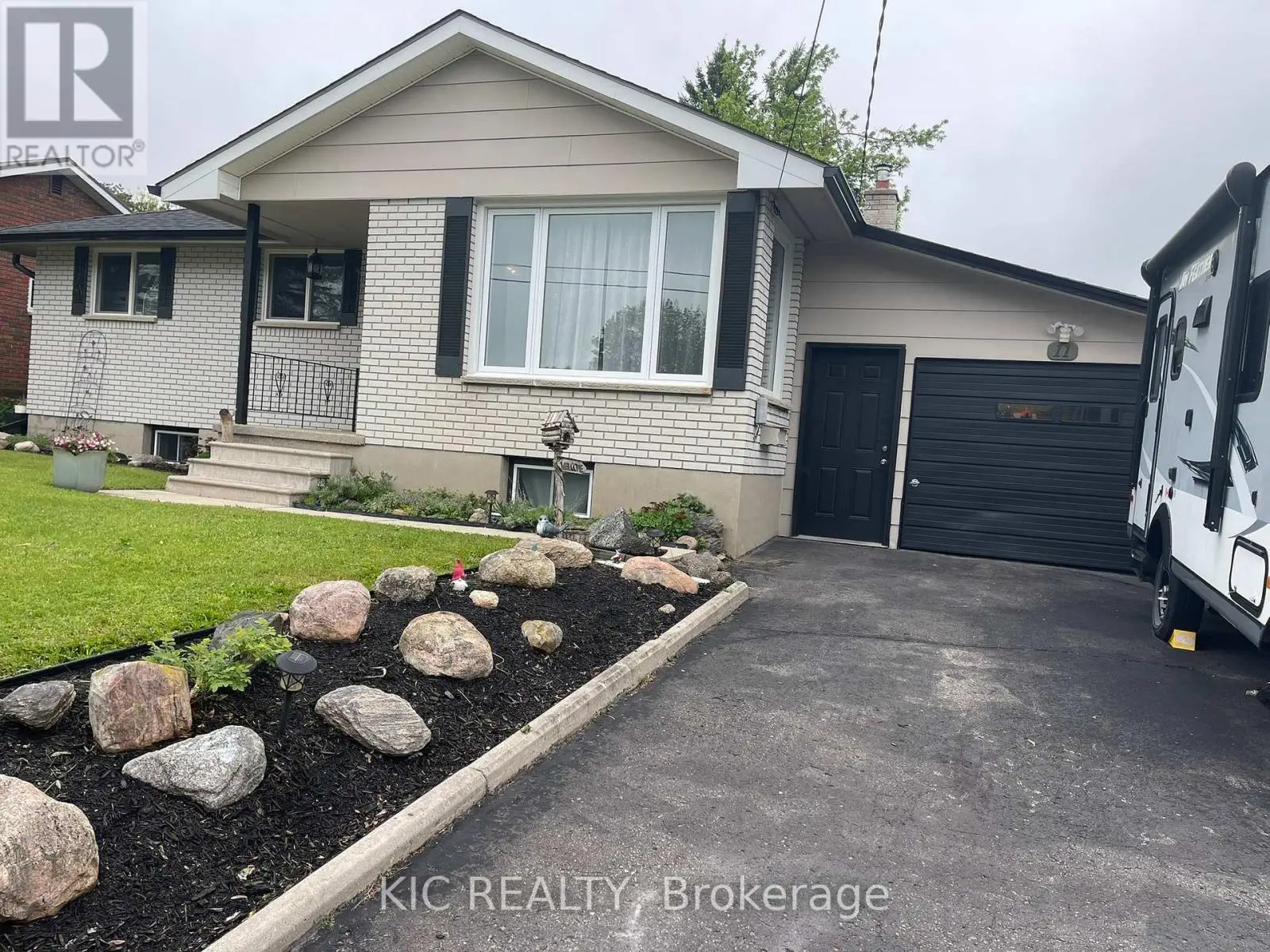 11 Mclean Avenue, Havelock-Belmont-Methuen, Ontario  K0L 1Z0 - Photo 1 - X12140140