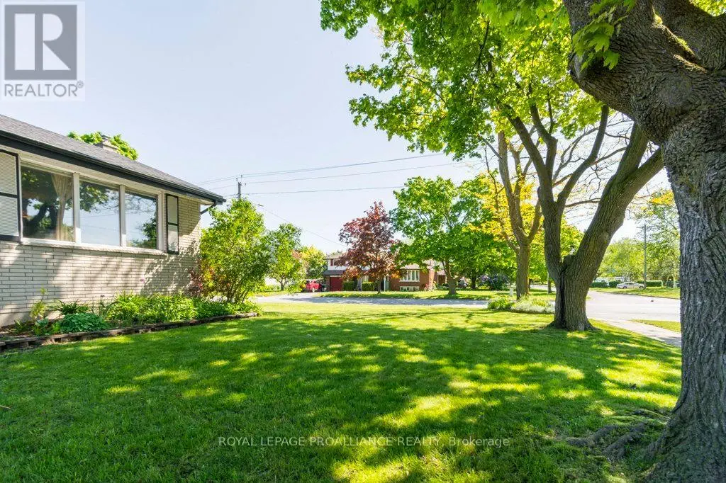 590 Victoria Avenue, Belleville, Ontario  K8N 2G9 - Photo 3 - X12175736