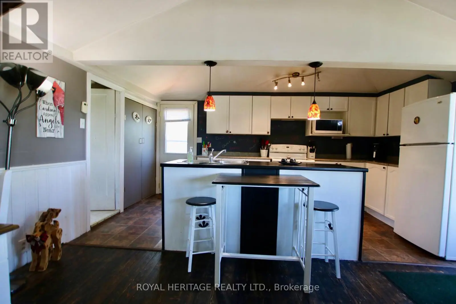63 Birchcliff Avenue, Kawartha Lakes, Ontario  K0M 1L0 - Photo 3 - X12177758