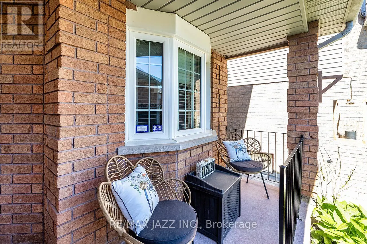 1209 Beaver Valley Crescent, Oshawa, Ontario  L1J 8N1 - Photo 3 - E12178067