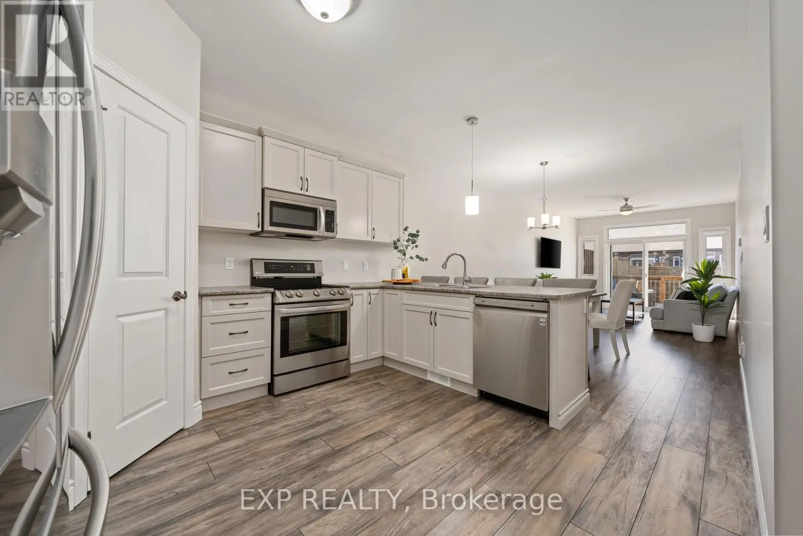 31 Farmington Crescent, Belleville, Ontario  K8N 0J9 - Photo 3 - X12180575