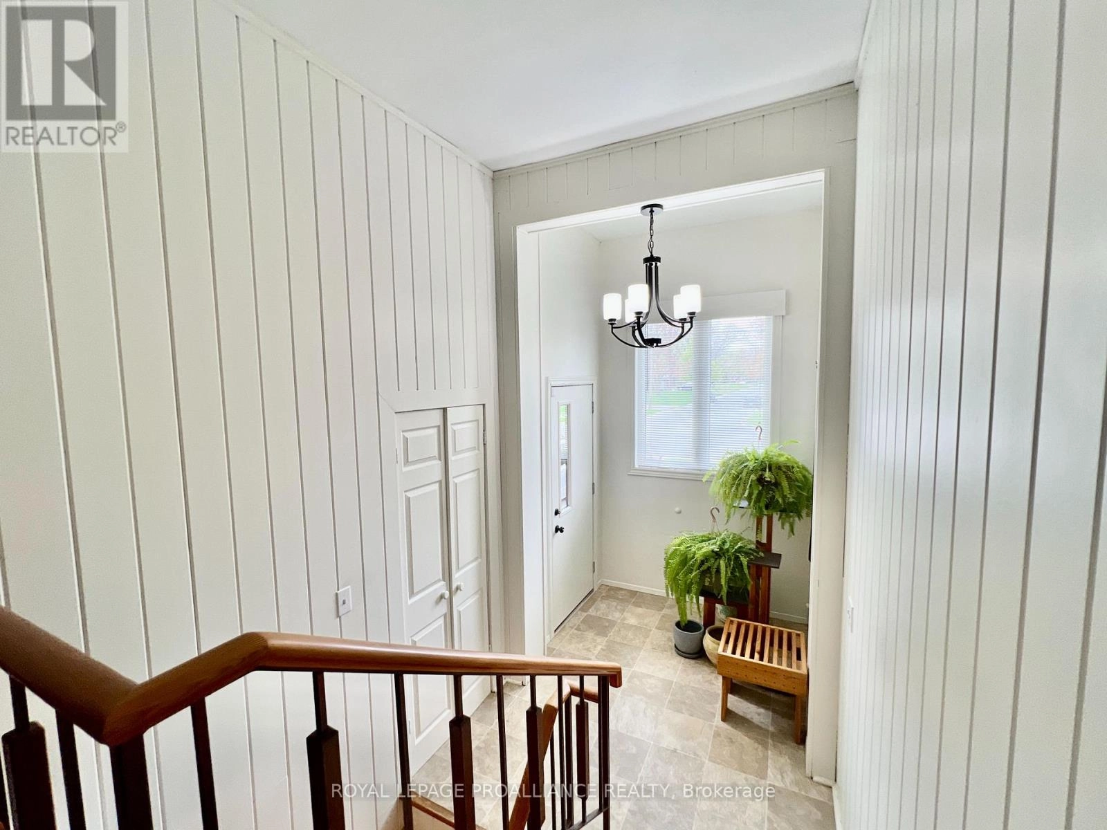 568 Victoria Avenue, Belleville, Ontario  K8N 2G7 - Photo 3 - X12141381
