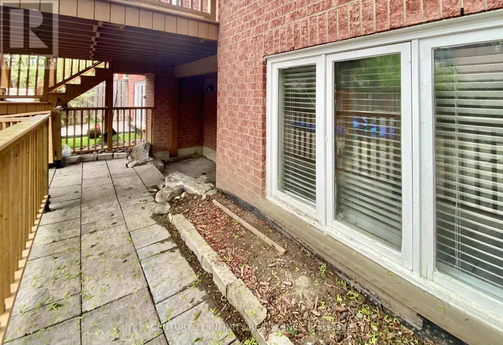 12 Headlands Crescent, Whitby, Ontario  L1R 1Z9 - Photo 3 - E12181797