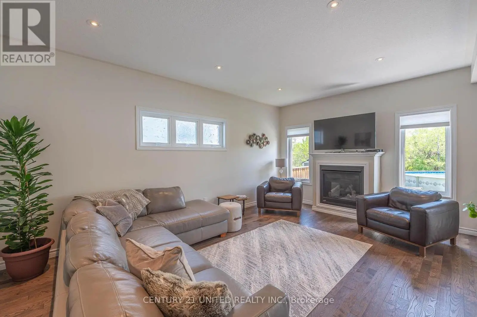 451 Raymond Street, Peterborough North, Ontario  K9H 7P3 - Photo 3 - X12182734