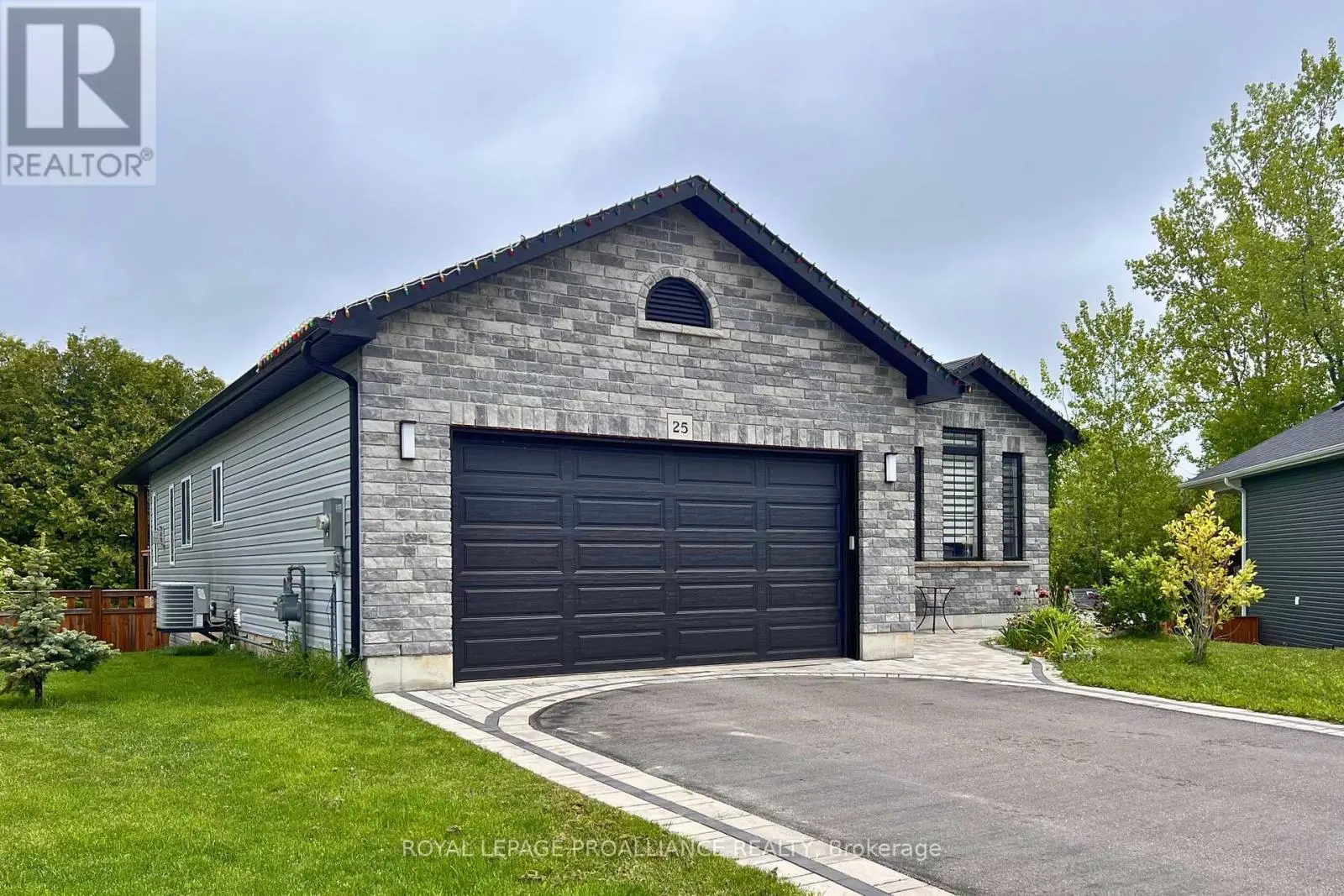 25 Brookfield Crescent, Quinte West, Ontario  K8V 0H9 - Photo 2 - X12185815