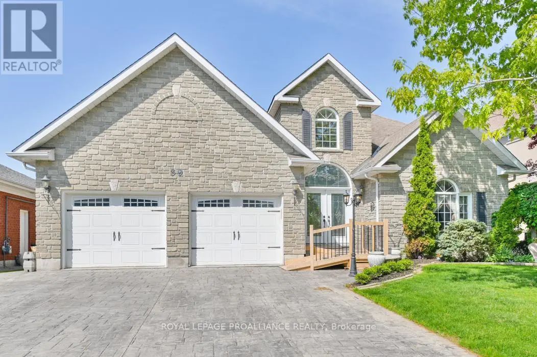 39 Grosvenor Drive, Belleville, Ontario  K8P 5K3 - Photo 2 - X12096929