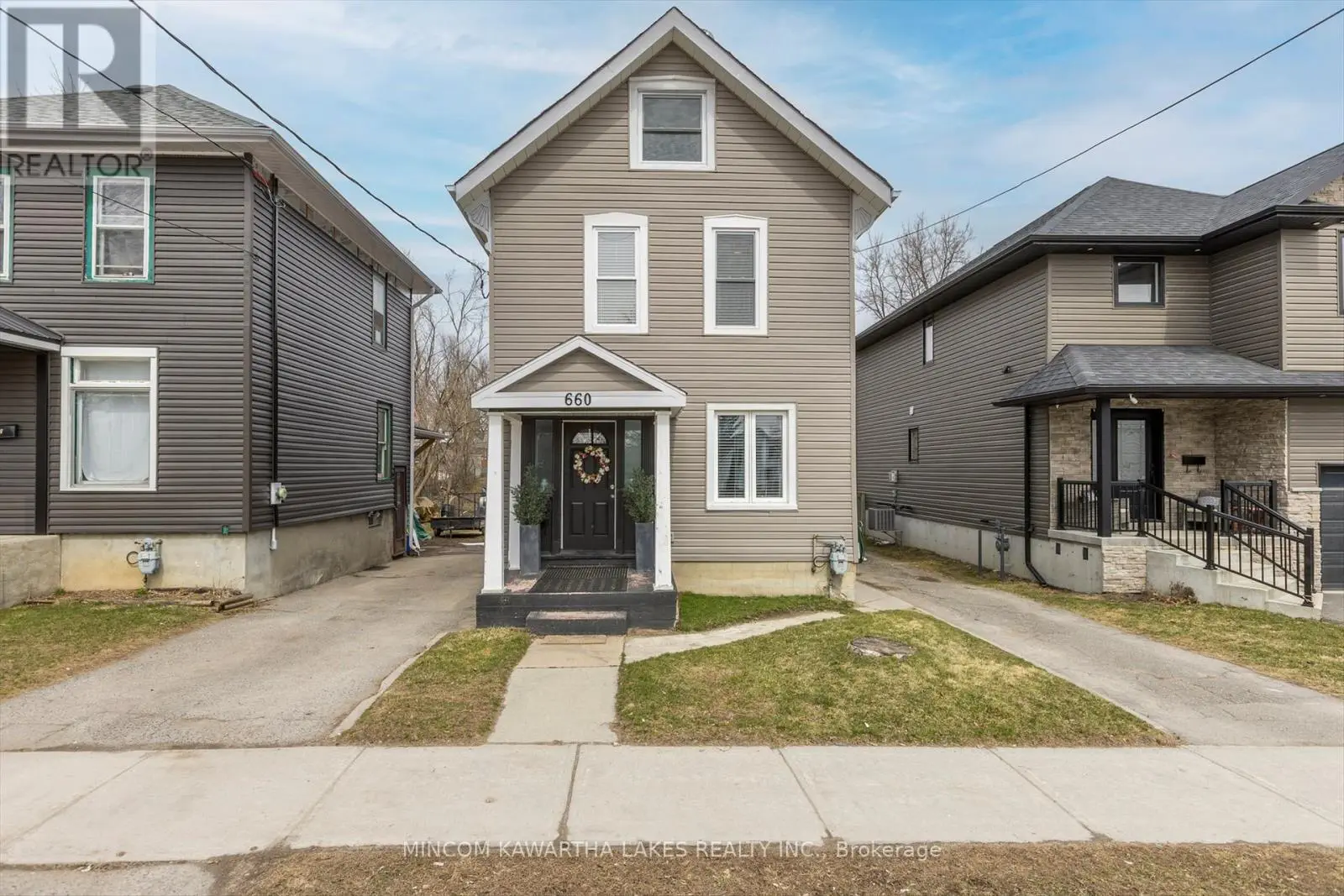 660 Romaine Street, Peterborough Central, Ontario  K9J 2E4 - Photo 3 - X12081396