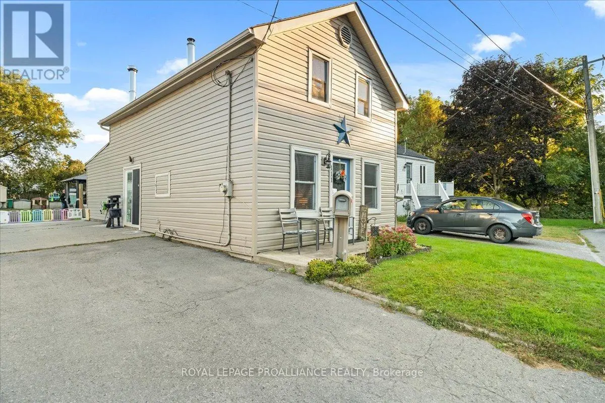 111 Davis Street E, Quinte West, Ontario  K8V 5Z3 - Photo 3 - X12188664