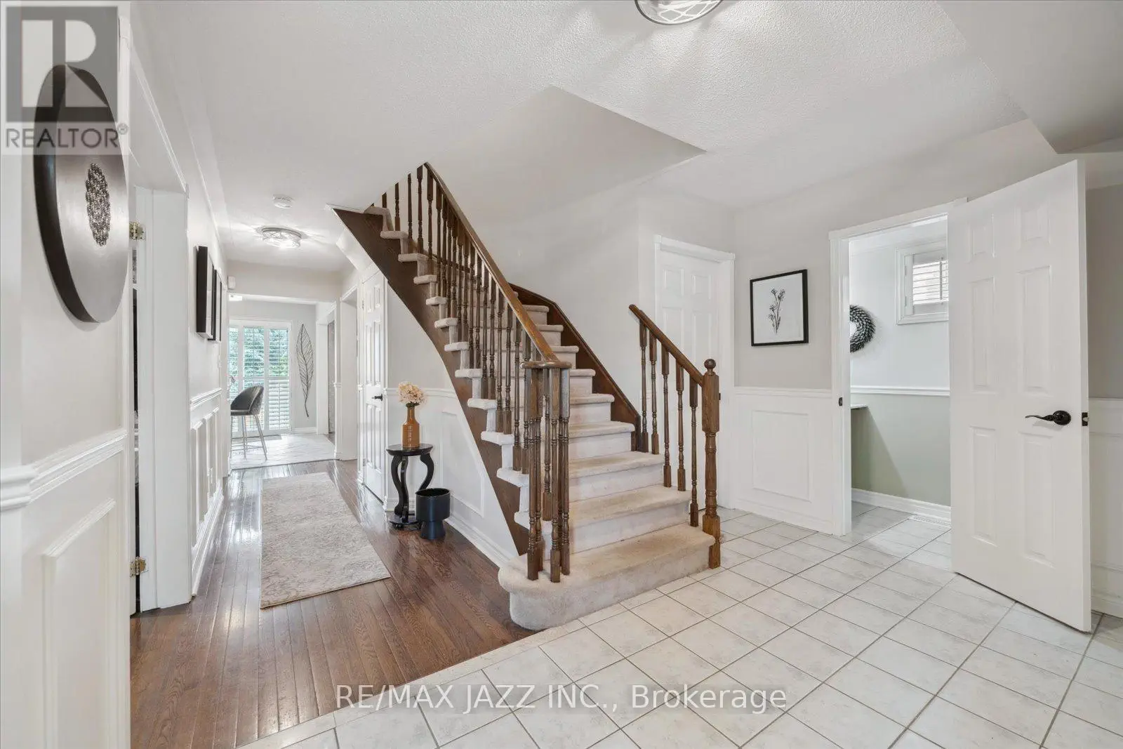 11 Griffen Place, Whitby, Ontario  L1R 2N5 - Photo 3 - E12195405