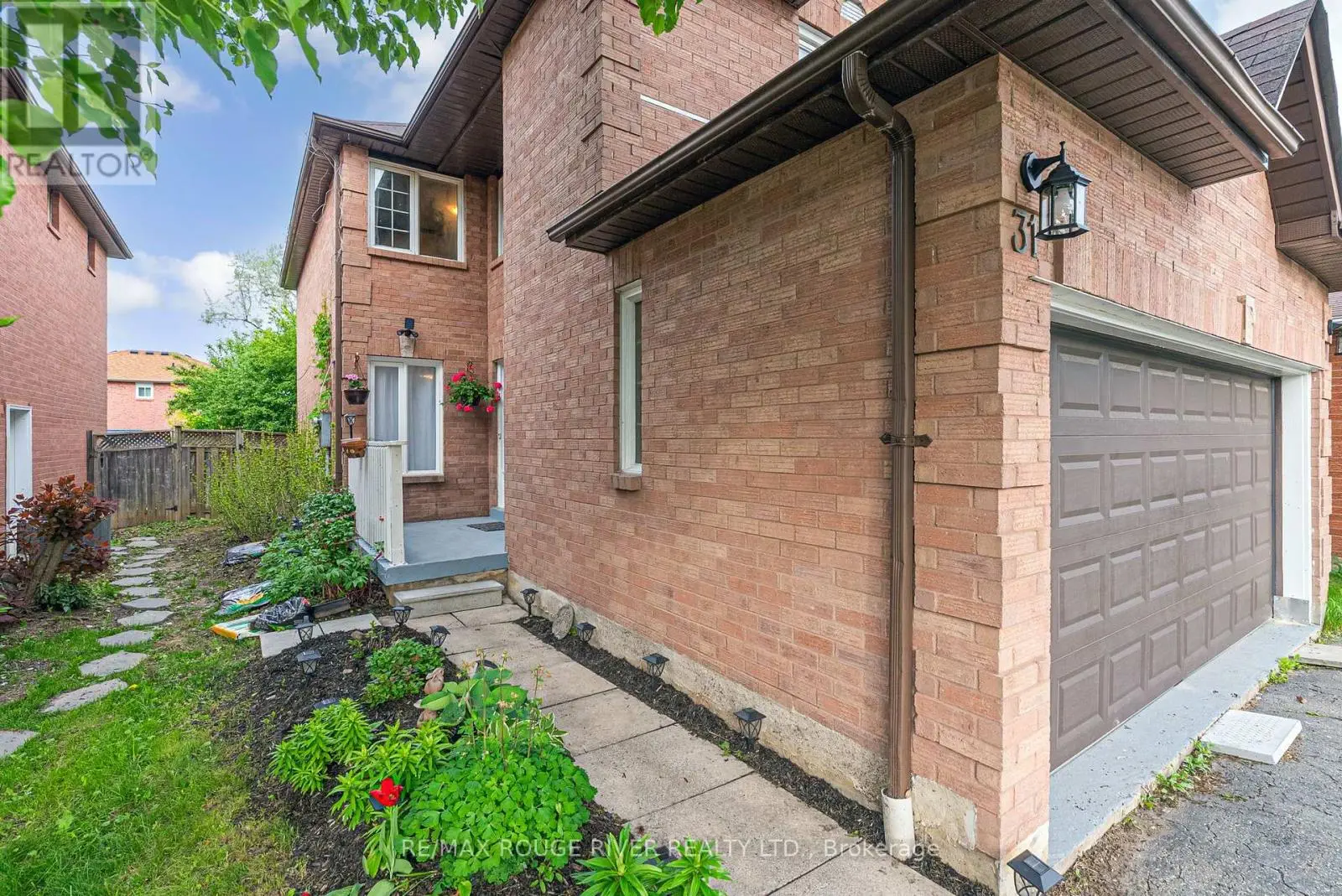 31 Sharp Crescent, Ajax, Ontario  L1T 3R1 - Photo 2 - E12199327