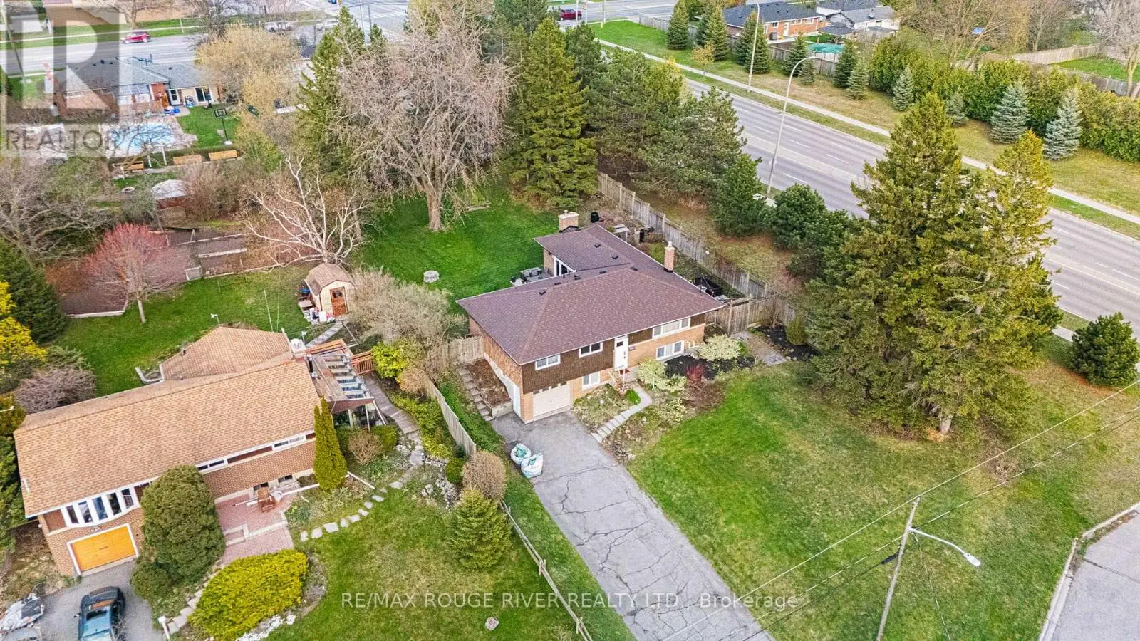 133 Elizabeth Crescent, Whitby, Ontario  L1N 3S1 - Photo 2 - E12199978