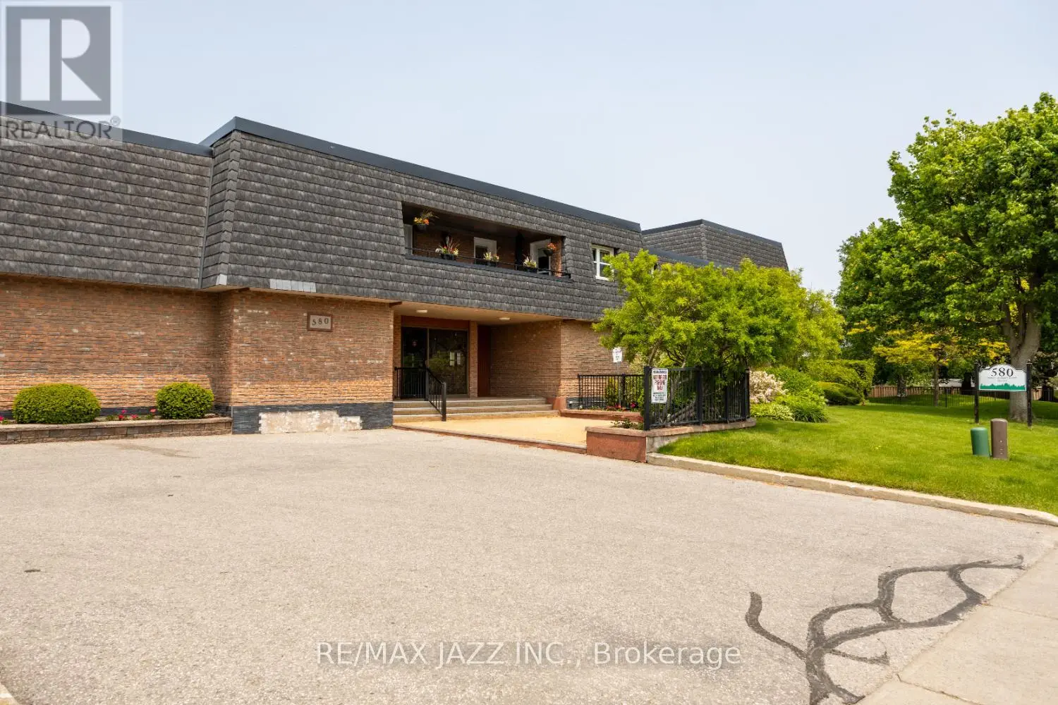 206 - 580 Mary Street E, Whitby, Ontario  L1N 2R3 - Photo 1 - E12201415