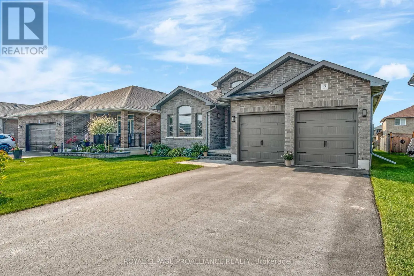 9 Bel Air Crescent, Quinte West, Ontario  K8V 0H5 - Photo 2 - X12213486