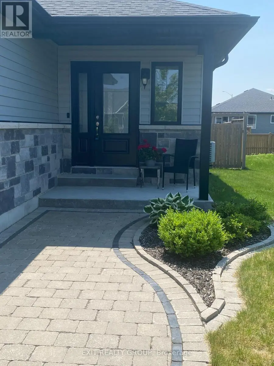66 Deacon Place, Belleville, Ontario  K8P 5G4 - Photo 3 - X12047812
