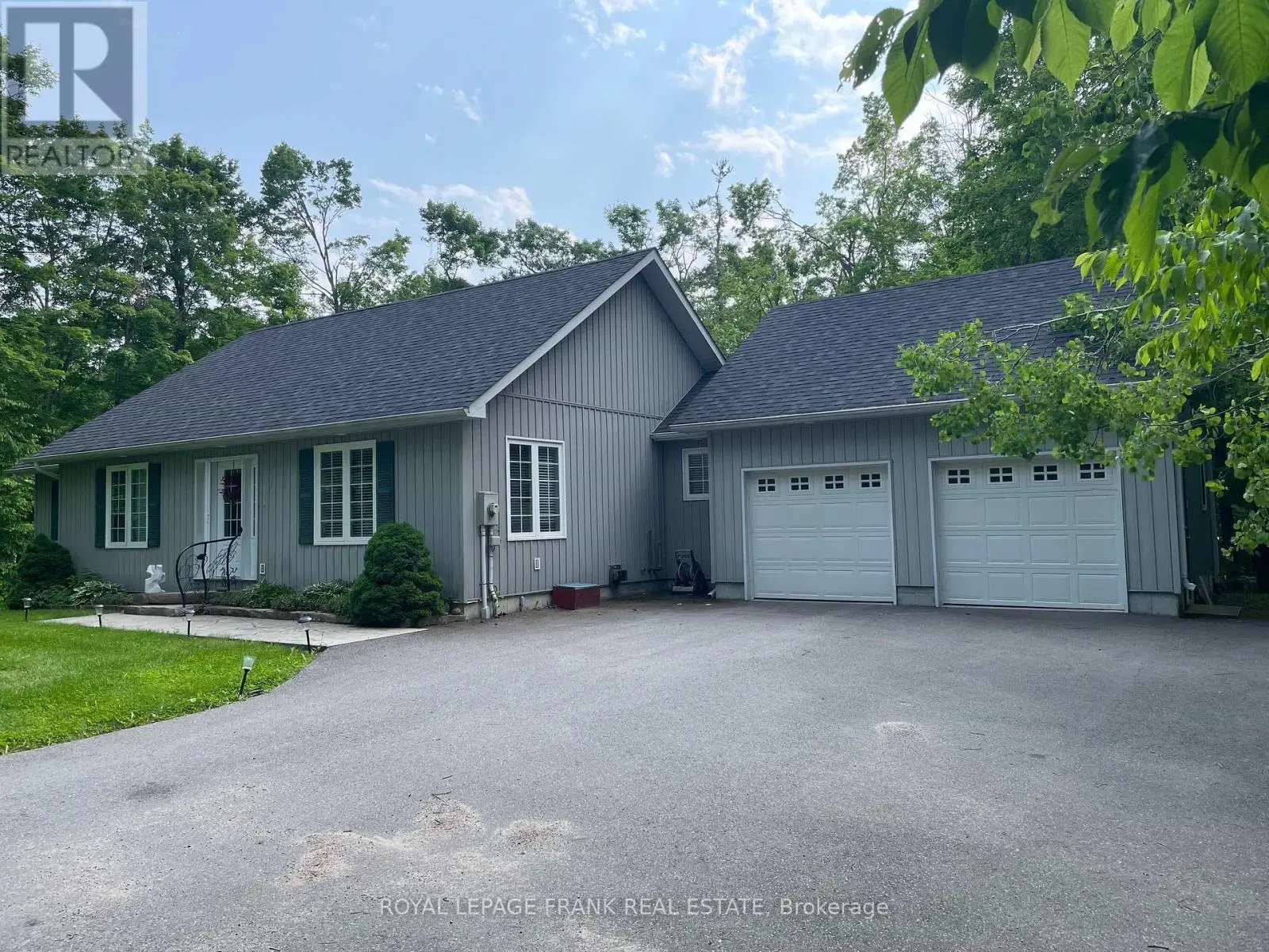 18 East Beehive Drive, Kawartha Lakes, Ontario  K0M 1A0 - Photo 1 - X12215612