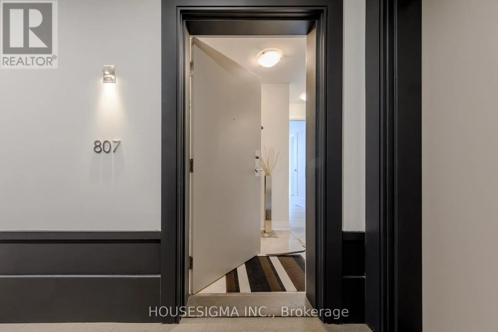 807 - 16 Concord Place, Grimsby, Ontario  L3M 0J1 - Photo 3 - X12222580