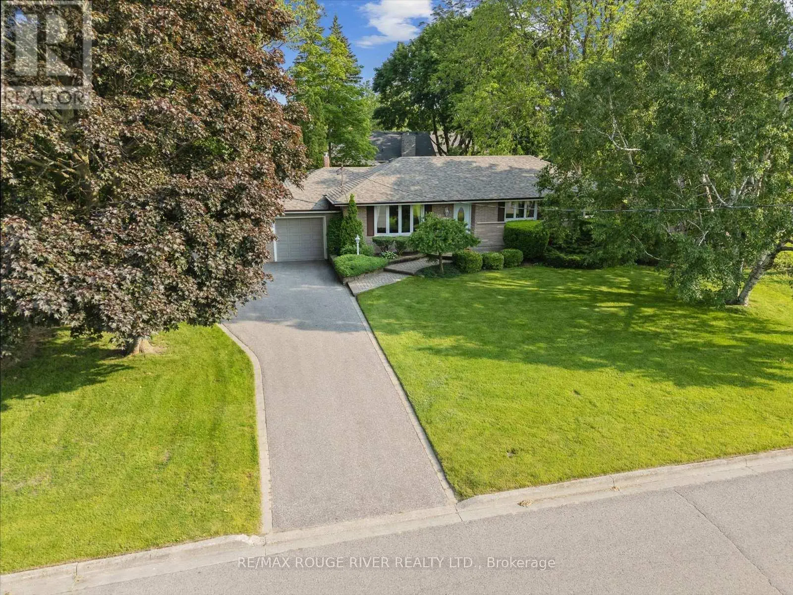 15 Westwood Drive, Whitby, Ontario  L1N 3N8 - Photo 2 - E12223604
