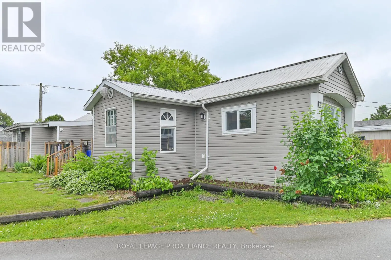 98 - 63 Whites Road, Quinte West, Ontario  K8V 5P5 - Photo 3 - X12224548