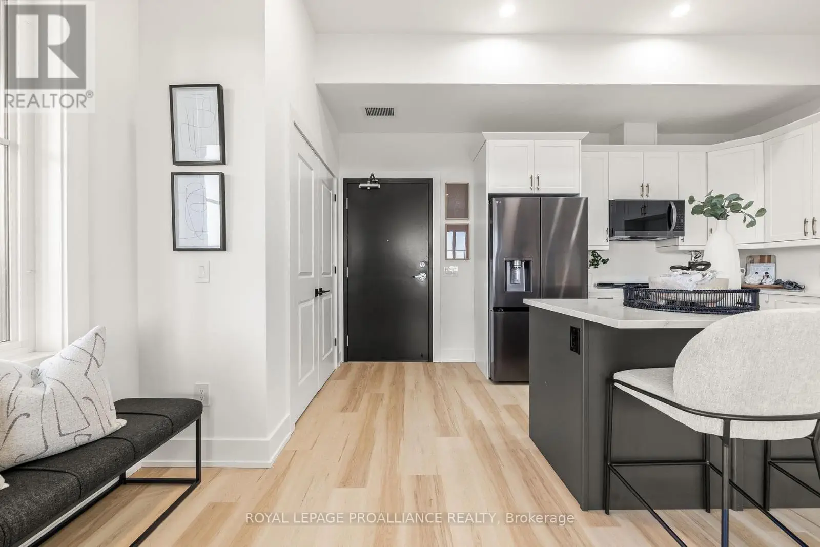 202 - 941 Charles Wilson Parkway, Cobourg, Ontario  K9A 0L2 - Photo 3 - X12227138