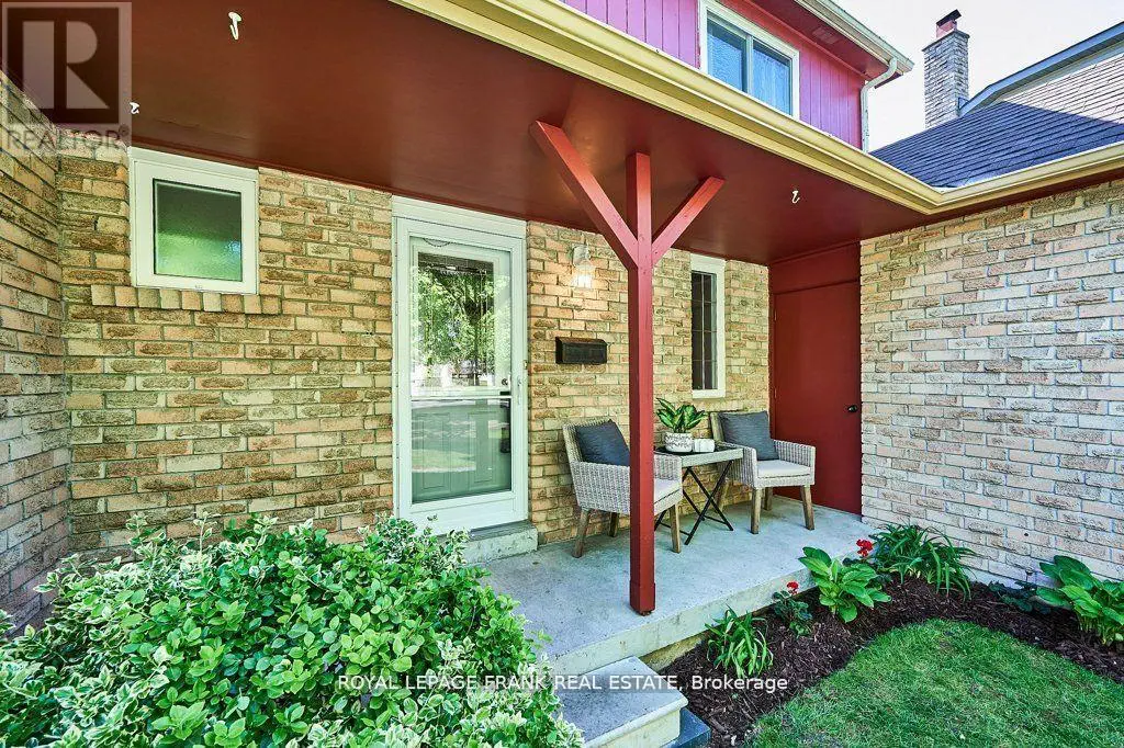 9 Beecroft Court, Whitby, Ontario  L1P 1C7 - Photo 3 - E12228268