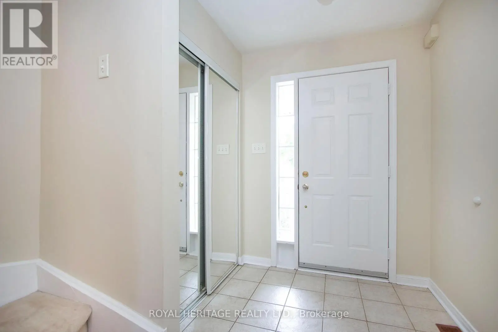 7 Fawcett Avenue, Whitby, Ontario  L1R 2Z4 - Photo 3 - E12231776