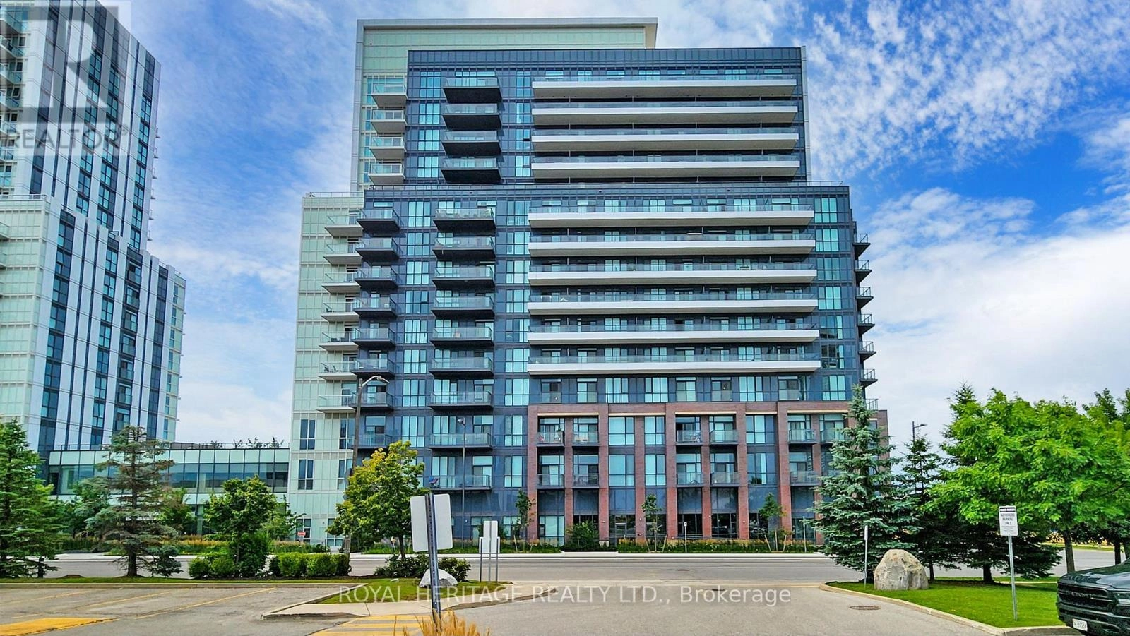 819 - 10 Honeycrisp Crescent, Vaughan, Ontario  L4K 0M7 - Photo 1 - N12235582