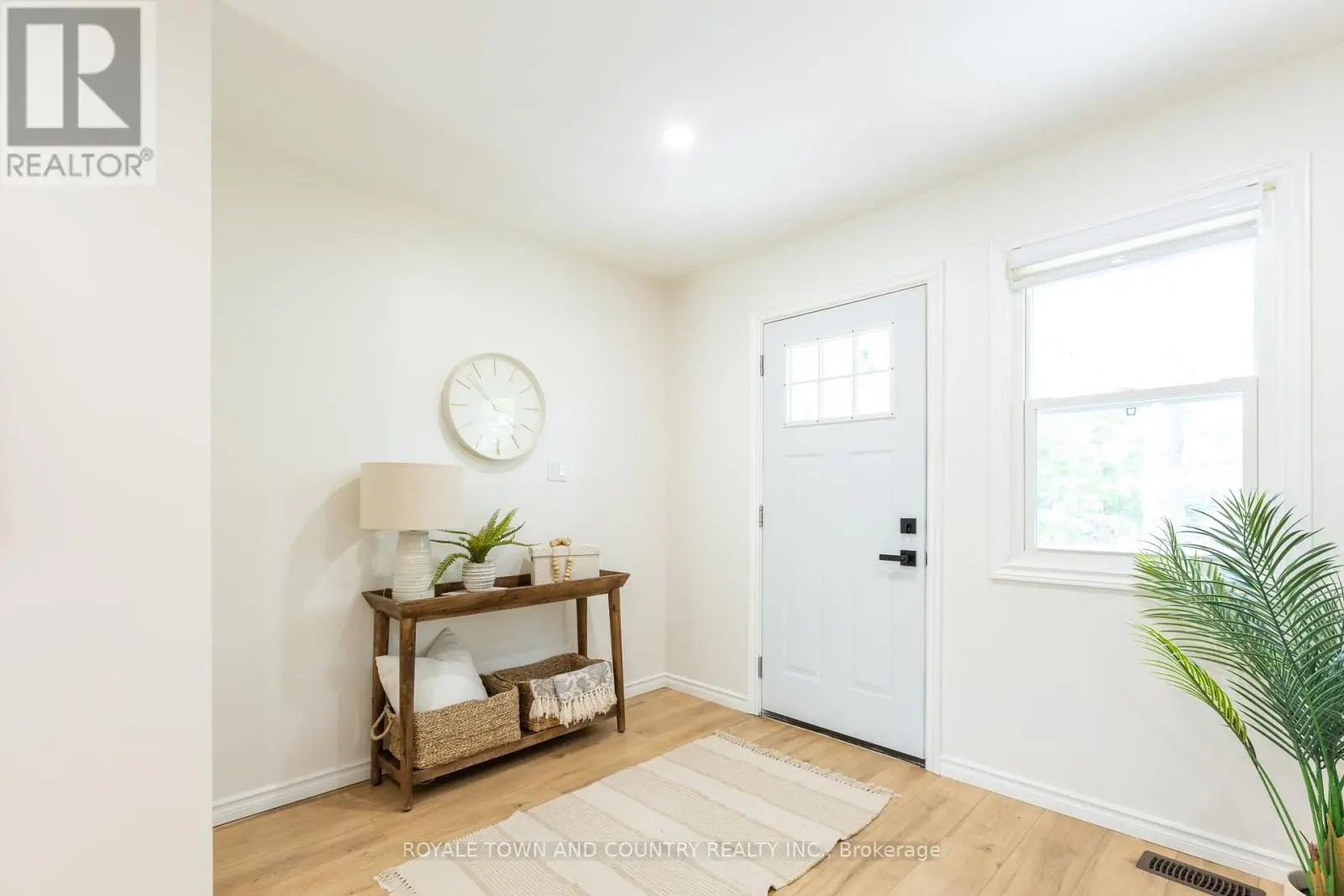 9 Parkhill Drive, Kawartha Lakes, Ontario  K0M 1N0 - Photo 2 - X12235908