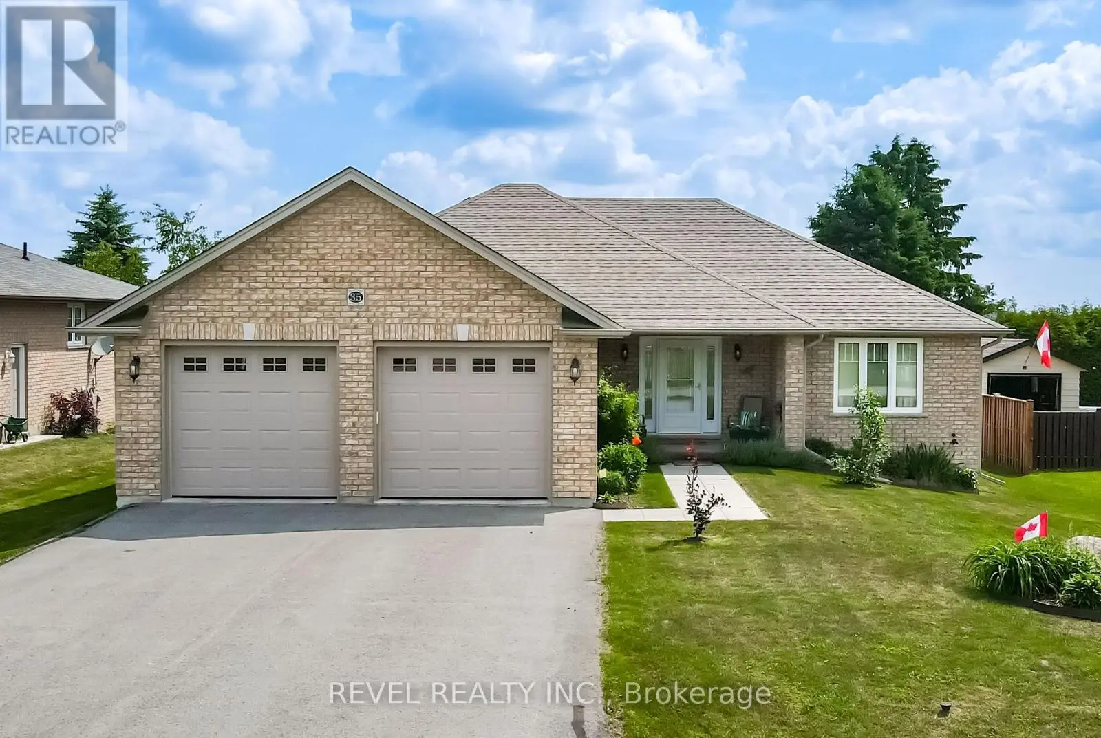 35 Bruce Crescent, Kawartha Lakes, Ontario  K0M 2M0 - Photo 2 - X12238230