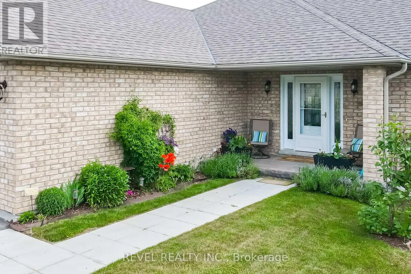 35 Bruce Crescent, Kawartha Lakes, Ontario  K0M 2M0 - Photo 3 - X12238230