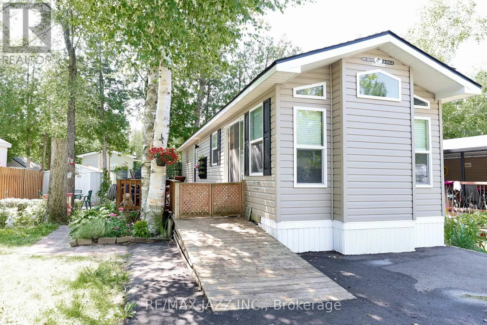 819 - 225 PLATTEN BOULEVARD, Scugog, Ontario