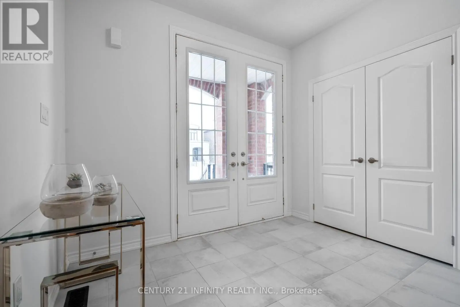 18 Valleo Street, Georgina, Ontario  L4P 0J9 - Photo 2 - N12239117