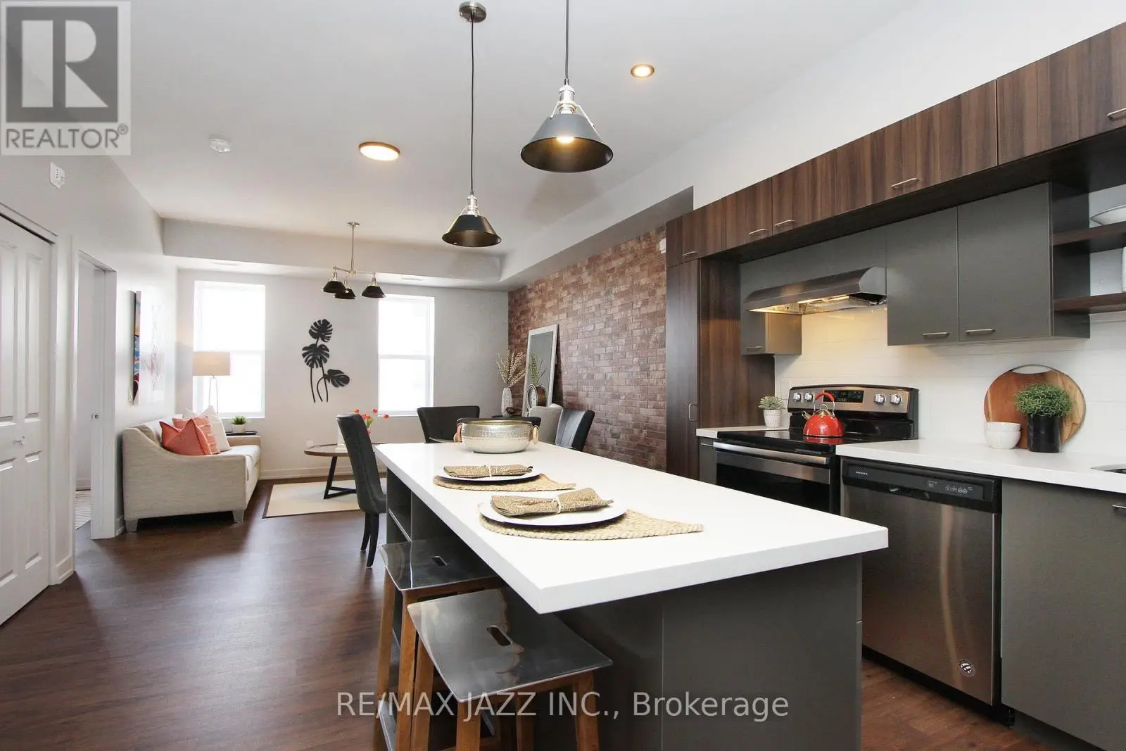 211 - 14 1/2 King Street E, Oshawa, Ontario  L1H 1A9 - Photo 2 - E12241532