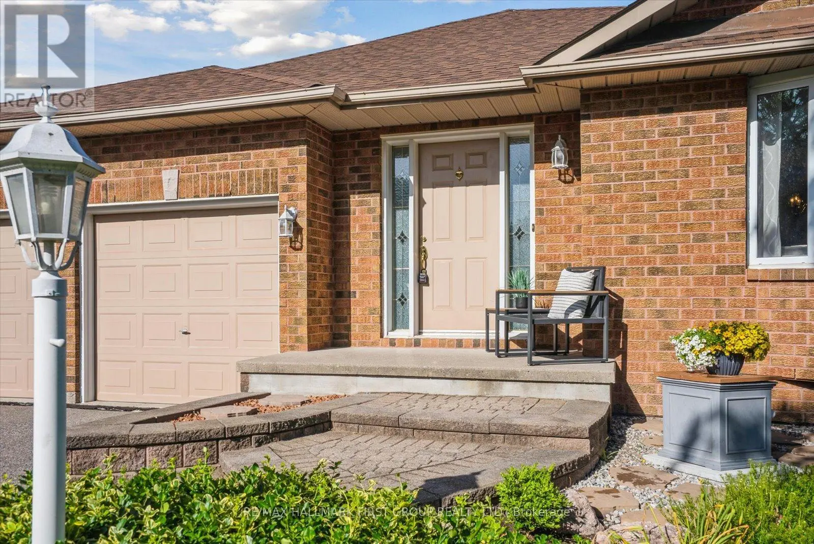 56 Inglewood Place, Whitby, Ontario  L1N 8Z9 - Photo 3 - E12241643