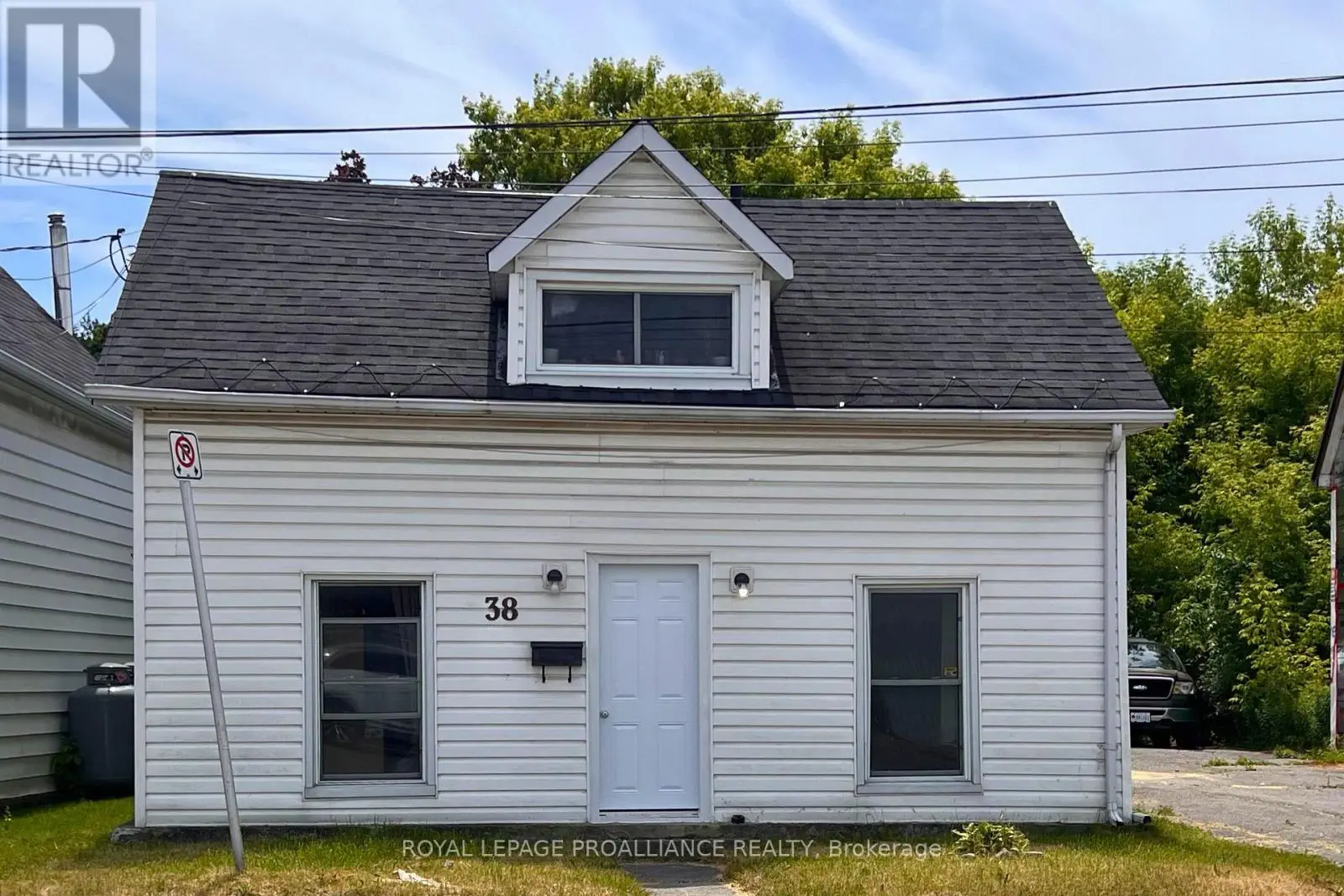 38 Stanley Street, Quinte West, Ontario  K8V 4V2 - Photo 1 - X12243586