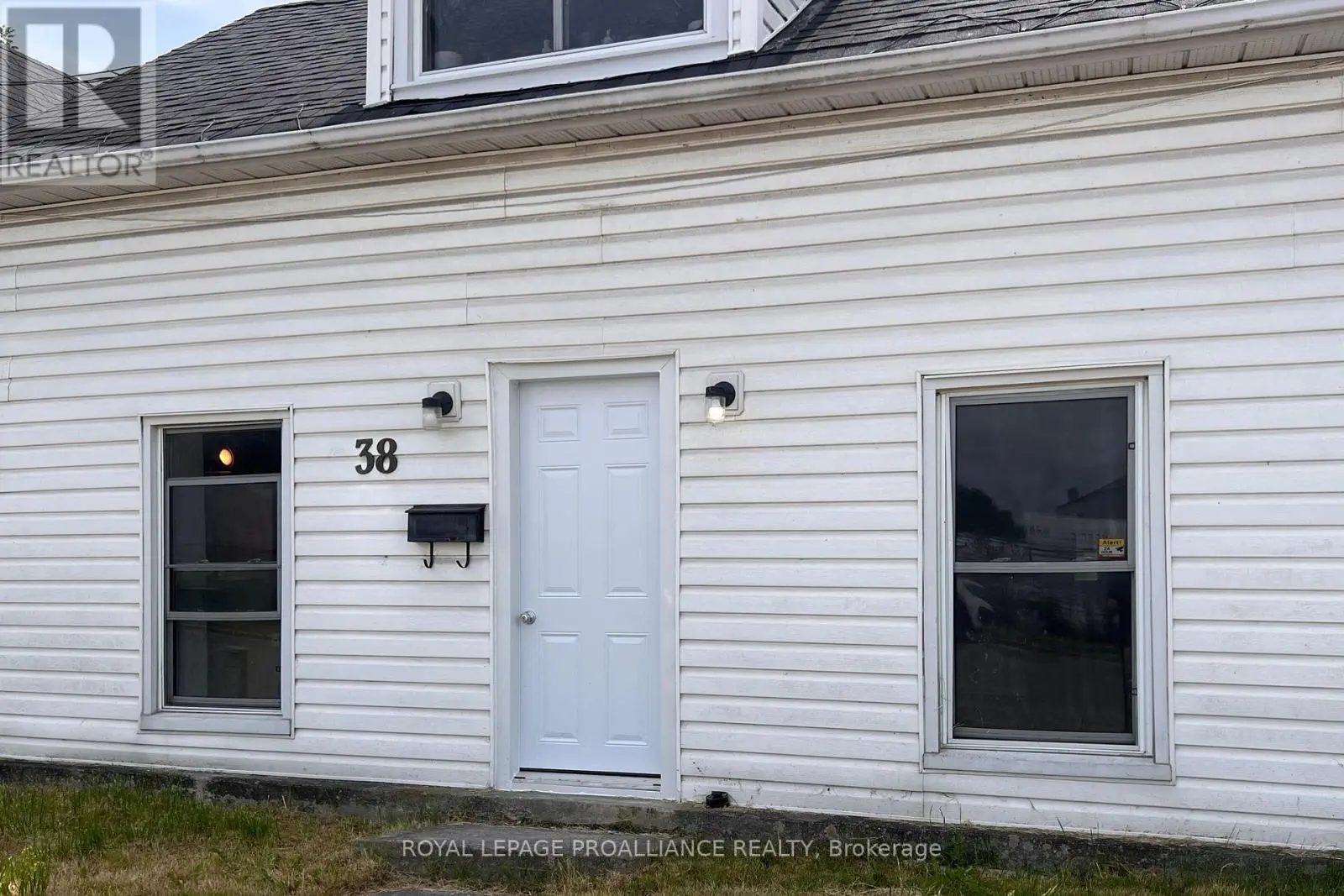 38 Stanley Street, Quinte West, Ontario  K8V 4V2 - Photo 2 - X12243586