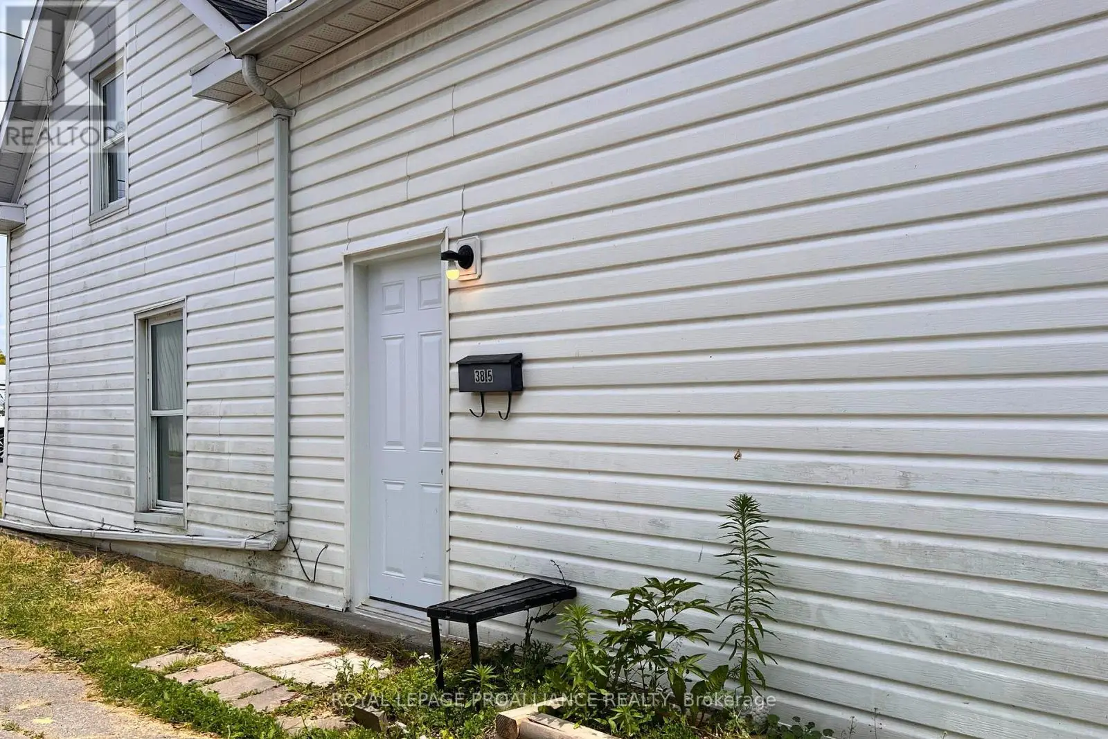 38 Stanley Street, Quinte West, Ontario  K8V 4V2 - Photo 3 - X12243586